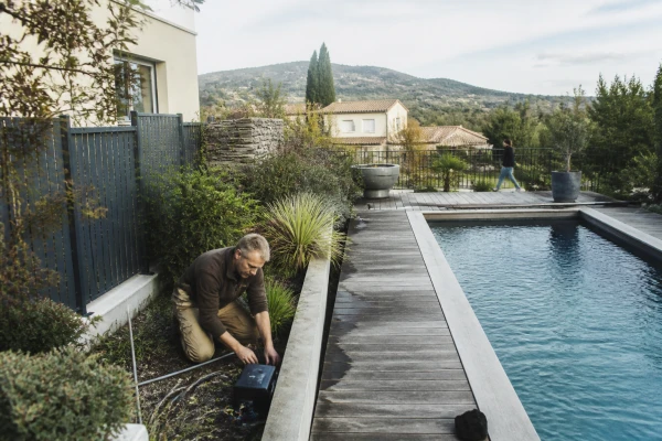 Aménagement extérieur avec terrasse et piscine Portes-lès-Valence